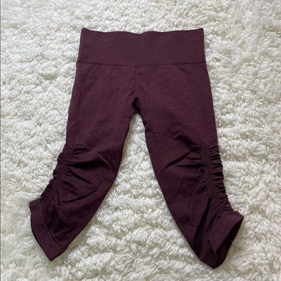 Lululemon In the Flow II Workout Cropped Pants - Picture 2 of 6